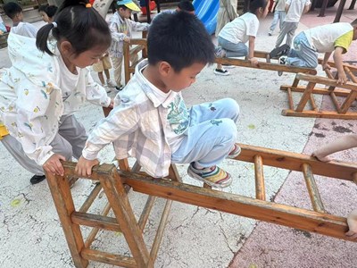 爬木梯