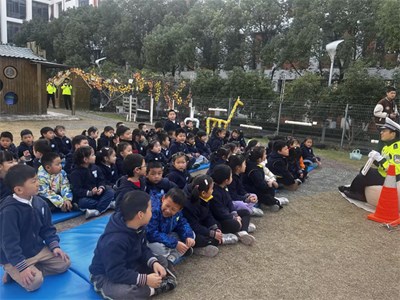 遵守交规，快乐“童”行—记独墅湖幼儿园大班组交通安全主题活动